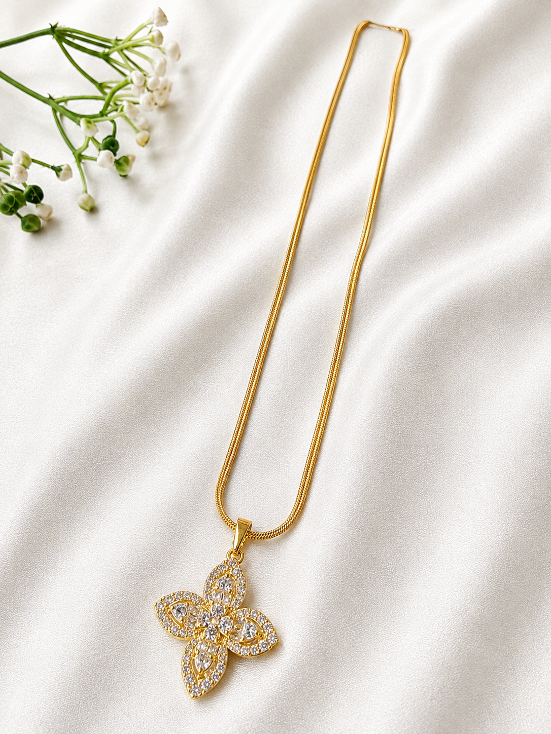 Classy flower chain pendant