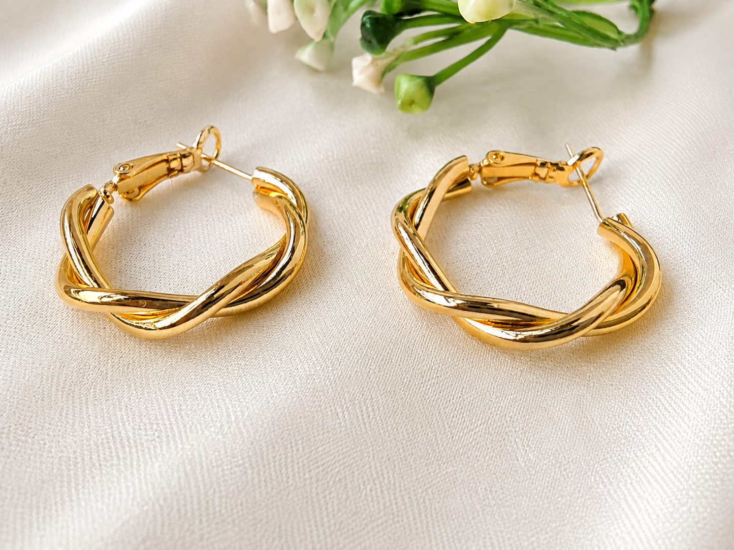 Fancy hold hoop earrings